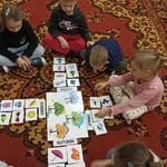 Dzieci uczestniczą w zajęciach