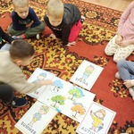 Dzieci uczestniczą w zajęciach