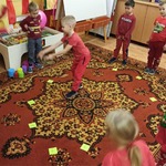 Dzieci uczestniczą w zajęciach