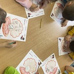 Dzieci uczestniczą w zajęciach