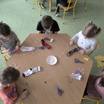 Dzieci uczestniczą w zajęciach
