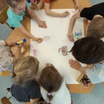 Dzieci uczestniczą w zajęciach