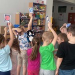 Dzieci uczestniczą w zajęciach. 