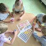 dzieci uczestniczą w zajęciach