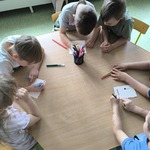dzieci uczestniczą w zajęciach