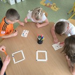 Dzieci uczestniczą w zajęciach 