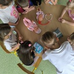 Dzieci uczestniczą w zajęciach 