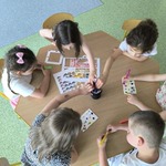 Dzieci uczestniczą w zajęciach 