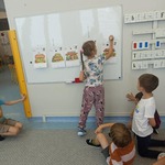 Dzieci uczestniczą w zajęciach