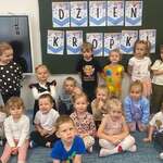 Dzieci uczestniczą w obchodach Dnia Kropki 