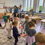 Dzieci uczestniczą w obchodach Dnia Kropki 