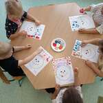 Dzieci uczestniczą w obchodach Dnia Kropki 