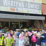 Dzieci kupują warzywa i owoce
