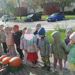 Dzieci kupują warzywa i owoce