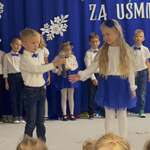 Dzieci uczestniczą w uroczystości 