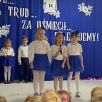 Dzieci uczestniczą w uroczystości 