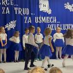 Dzieci uczestniczą w uroczystości 