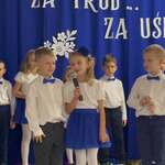 Dzieci uczestniczą w uroczystości 